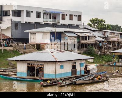 Caballococha, Peru - 11. Dez 2017: Kleine Stadt mit dem Hafen am Ufer des Amazonas auf dem Weg von Santa Rosa nach Iquitos. Amazonien. Südamerika Stockfoto