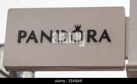 Kopenhagen, Dänemark - 12 Dec 2020: Das Logo der Pandora in Kopenhagen Stockfoto