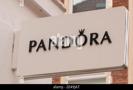 Kopenhagen, Dänemark - 12 Dec 2020: Das Logo der Pandora in Kopenhagen Stockfoto