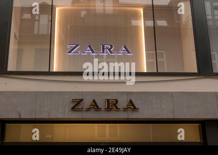 Kopenhagen, Dänemark - 12. Dez 2020: Das Logo der ZARA in Kopenhagen Stockfoto