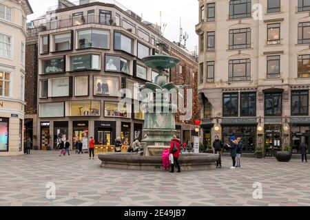 Kopenhagen, Dänemark - 12 Dec 2020: Amagertorv, Amager Platz, ein Teil der Strøget mit einem schönen Storkespringvandet, Storchbrunnen Stockfoto