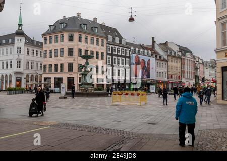 Kopenhagen, Dänemark - 12 Dec 2020: Amagertorv, Amager Platz, ein Teil der Strøget mit einem schönen Storkespringvandet, Storchbrunnen Stockfoto