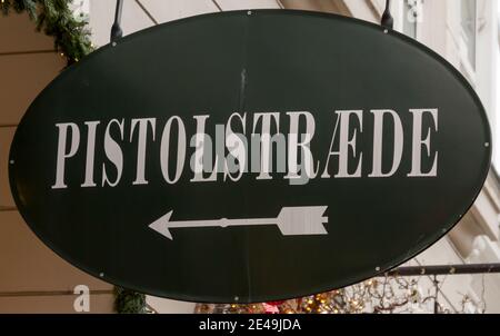 Kopenhagen, Dänemark - 12. Dez 2020: Das Logo der Pistolenstraße in Kopenhagen Stockfoto