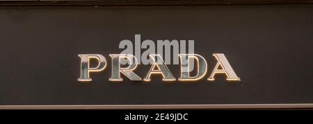 Kopenhagen, Dänemark - 12. Dezember 2020: Das Logo der PRADA in Kopenhagen Stockfoto
