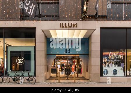 Kopenhagen, Dänemark - 12. Dez 2020: Das Logo der Illum in Kopenhagen Stockfoto