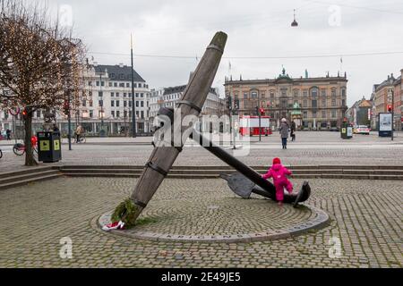 Kopenhagen, Dänemark - 12 Dec 2020: Der Gedenkanker am Fuße des Nyhavn-Kanals, neben dem Kongens Nytorv, ist ein maritimes Denkmal in Stockfoto