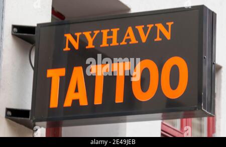 Kopenhagen, Dänemark - 12 Dec 2020: Das Logo des Nyhavn Tattoo in Kopenhagen Stockfoto