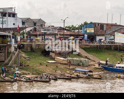 Caballococha, Peru - 11. Dez 2017: Kleine Stadt mit dem Hafen am Ufer des Amazonas auf dem Weg von Santa Rosa nach Iquitos. Amazonien. Südamerika Stockfoto