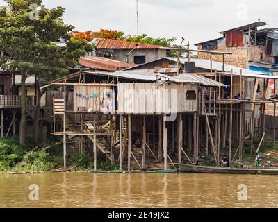 Caballococha, Peru - 11. Dez 2017: Holzhäuser auf Stelzen in einer kleinen Stadt am Ufer des Amazonas auf dem Weg von Santa Rosa nach Iquitos. Amazonien. Stockfoto