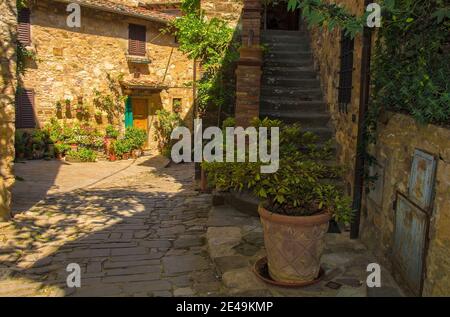 Wohngebäude im historischen mittelalterlichen Dorf Montefioralle in der Nähe von Greve in Chianti in der Provinz Florenz, Toskana, Italien Stockfoto