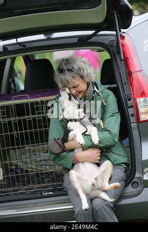 Straiton, Ayrshire, Schottland, Großbritannien 10. Juni 2017. Lokale landwirtschaftliche Show. Jenny Smail bekommt ein Kuscheln von 17 Wochen alten Welpen Wren Stockfoto