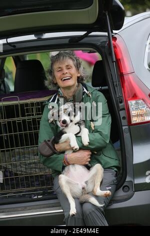 Straiton, Ayrshire, Schottland, Großbritannien 10. Juni 2017. Lokale landwirtschaftliche Show. Jenny Smail bekommt ein Kuscheln von 17 Wochen alten Welpen Wren Stockfoto