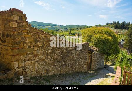 Eine alte Steinmauer im historischen mittelalterlichen Dorf Montefioralle in der Nähe von Greve in Chianti in der Provinz Florenz, Toskana, Italien Stockfoto