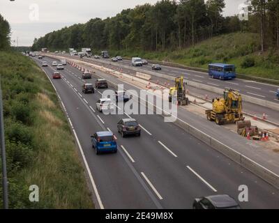 Blick auf die langfristigen Straßenbauarbeiten auf der Autobahn M1 zwischen Northampton & Milton Keynes im Zusammenhang mit der Umsetzung der Smart Autobahn. Stockfoto