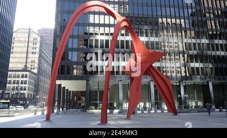 Alexander Calders Flamingo-Statue von 1973 auf der Federal Plaza Chicago, ABB. Die Statue ist ein prominentes Beispiel für die konstruktivistische Bewegung, die sich auf Skulptur aus kleineren Stücken und dann zusammen verbunden Stockfoto