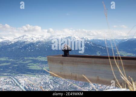 Person mit Virtual-Reality-Brille vor Bergkulisse Stockfoto