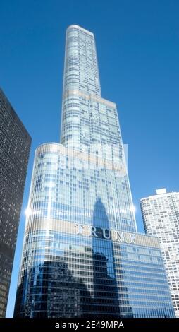 Chicago - Illinois. Das Trump International Hotel and Tower ist ein 98-stöckiges, 357 Meter hohes Gebäude, das vom Architekten Adrian Smith entworfen wurde und das höchste Gebäude in Chicago ist Stockfoto