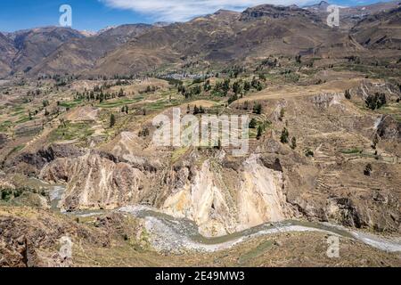 Colca Fluss in den peruanischen Anden Stockfoto