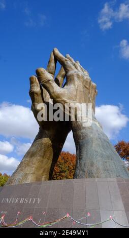 Oklahoma, Tulsa. Praying Hands alias Healing Hands, entworfen von Leonard McMurry, am Eingang der Oral Roberts University, ist die größte Bronzeskulptur der Welt Stockfoto