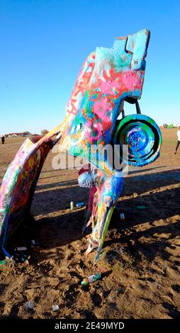 Cadillac Ranch, Amarillo, Texas. Entstanden 1974 entlang der Route 66 als öffentliche Kunstinstallation von Chip Lord, Hudson Marquez und Dough Mitchels Stockfoto