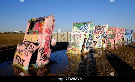 Cadillac Ranch, Amarillo, Texas. Entstanden 1974 entlang der Route 66 als öffentliche Kunstinstallation von Chip Lord, Hudson Marquez und Dough Mitchels Stockfoto