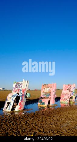 Cadillac Ranch, Amarillo, Texas. Entstanden 1974 entlang der Route 66 als öffentliche Kunstinstallation von Chip Lord, Hudson Marquez und Dough Mitchels Stockfoto