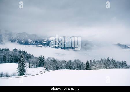 Schneebedeckte Berglandschaft in den bayerischen alpen vom Skigebiet Hocheck aus gesehen, Winter, Oberaudorf, Bayern, Deutschland, Stockfoto