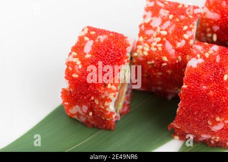 Sushi-Rolle mit roter Fliegende Fischroe. Nahaufnahme. Es gibt viel Platz für jeden Text. Stockfoto