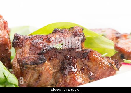 Traditioneller köstlicher kaukasischer Schischebab mit Sauce. Nahaufnahme. Es gibt viel Platz für jeden Text. Stockfoto