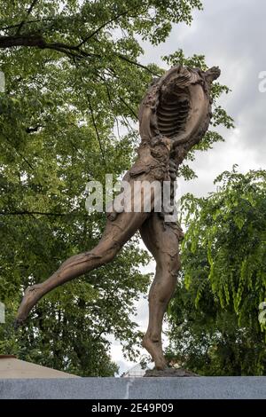 Moderne Statue mit fehlenden Gliedmaßen und Kopf von Jakov Brdar in der Nähe der Metzgerbrücke in Ljubljana, Slowenien Stockfoto