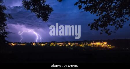 Heftiges Gewitter mit Blitzen im Himmel über Burg und Stadt Burghausen bei Nacht, Bayern, Deutschland, Europa, Stockfoto