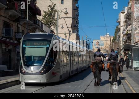 Israelische Polizisten von der Kavallerie Einheit auf Pferden patrouillieren entlang der Jaffa Straße die längste und älteste große Straße in der Innenstadt von West Jerusalem Israel montiert Stockfoto