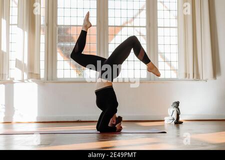 Yoga-Kopfstand Stockfoto