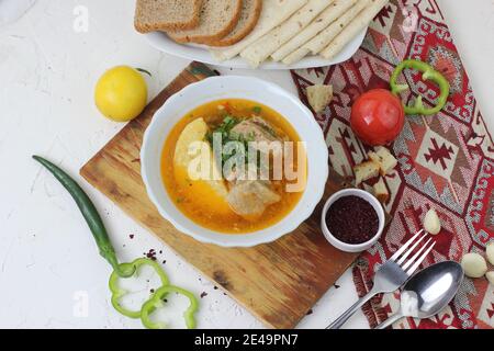 Vegetarische Suppe mit grünen Linsen. Selbstgemacht Stockfoto