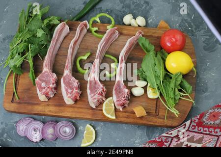 Kebabs - gegrillte Fleischspieße, Shish Kebab mit Gemüse Stockfoto