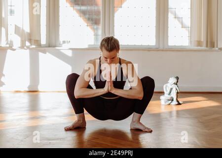 Yogasquat, Malasana Stockfoto