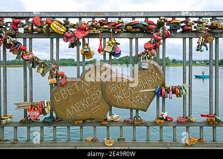 Vorhängeschlösser auf der Brücke der Liebe, wo Ehepaare ihr Vorhängeschloss aufhängen und den Schlüssel im Fluss Angara in Irkutsk, Südsibirien, Russland, wegwerfen Stockfoto