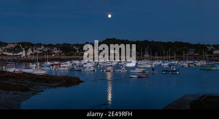 Ploumanach, Frankreich - 25. - 2020. August: Hafen von Ploumanach in einer klaren Nacht im Sommer Stockfoto