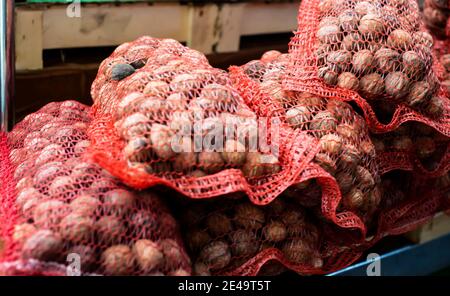 Walnüsse in Netzen auf dem Basar. Nut Hintergrund. Stockfoto