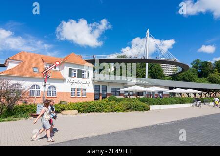 Sassnitz, ehemaliges Hafenbahnhofsgebäude, Hängebrücke 'Balokon zum Meer', Ostsee, Rügeninsel, Mecklenburg-Vorpommern / Mecklenburg-Vorpommern, Deutschland Stockfoto