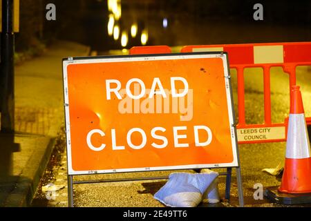 A Road Closed Schild, um Autofahrer von der Barnsdale Road abzulenken In Allerton Bywater, das durch Sturm Christoph überschwemmt wurde Stockfoto