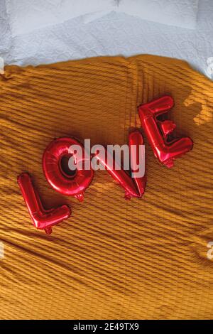 Rote Ballons in Form des Schriftzüge Love On Das Bett Stockfoto