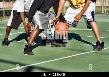 Basketball Spieler spielen im Hof Stockfoto