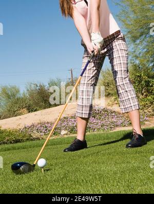 Zugeschnittenes Foto von Golfer, der sich auf die Aufnahme vorbereitet Stockfoto
