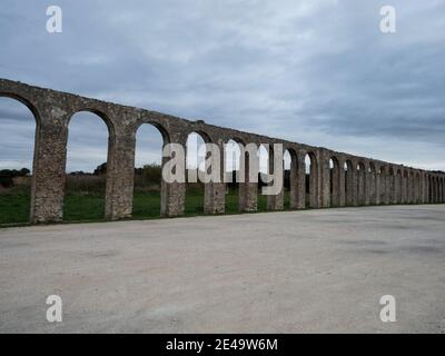 Panoramablick auf den historischen alten römischen Wasserlauf Aquädukt Torbogen Brückenbau in Obidos Portugal in Europa Stockfoto