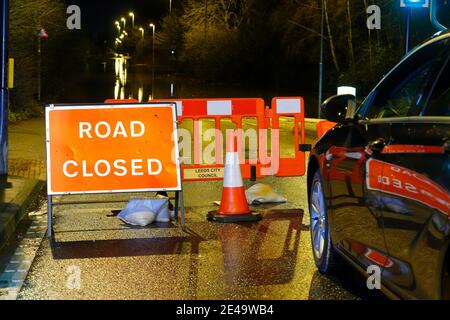 A Road Closed Schild, um Autofahrer von der Barnsdale Road abzulenken In Allerton Bywater, das durch Sturm Christoph überschwemmt wurde Stockfoto