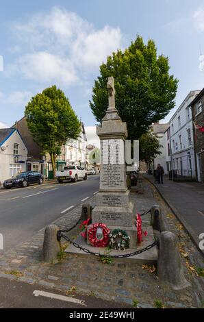 Bala; UK: 20. Sep 2020: Das war Memorial im Vordergrund einer allgemeinen Straßenszene der High Street an einem sonnigen, frühen Herbstsonntag. Stockfoto