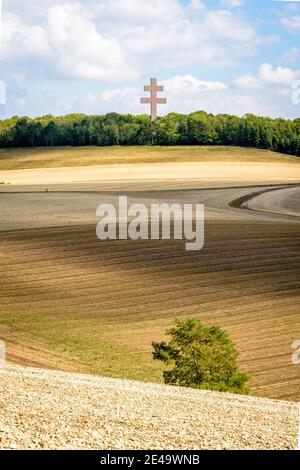 Das große Kreuz von Lothringen von Charles de Gaulle Memorial dominiert eine hügelige Landschaft von der Spitze eines Hügels. Stockfoto