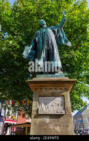 Bala; UK: Sep 20, 2020: Eine Bronzestatue von Thomas Edward Ellis steht auf einer Steinsäule, die mit einem Reliefbild der Häuser von Parl geschmückt ist Stockfoto