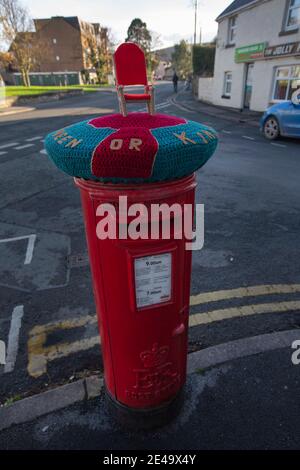 Ein Briefkasten in Abergele, Nordwales, dekoriert in Tribut an die Fernsehsendung I'm A Celebrity Get Me Out Here, die in Gwrych Castle am Rande der Stadt fidlme wird. Es gibt Berichte, dass nicht-einheimische Arten von Insekten wie Kakerlaken aus dem Set entkommen sind und ihren Weg in die lokale Umgebung gefunden haben. Stockfoto